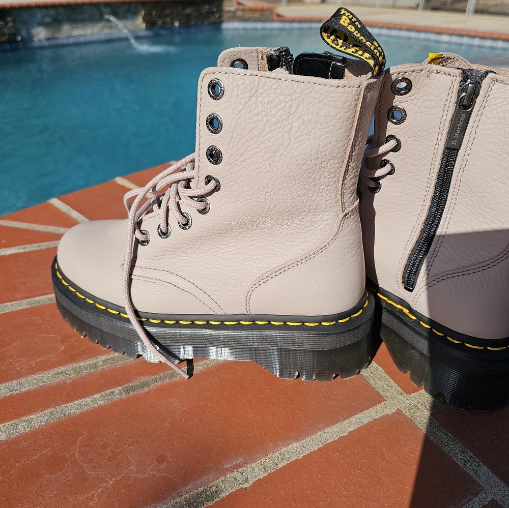 Dr. Martens Jadon III Boots In Vintage Taupe Pisa NWT no box